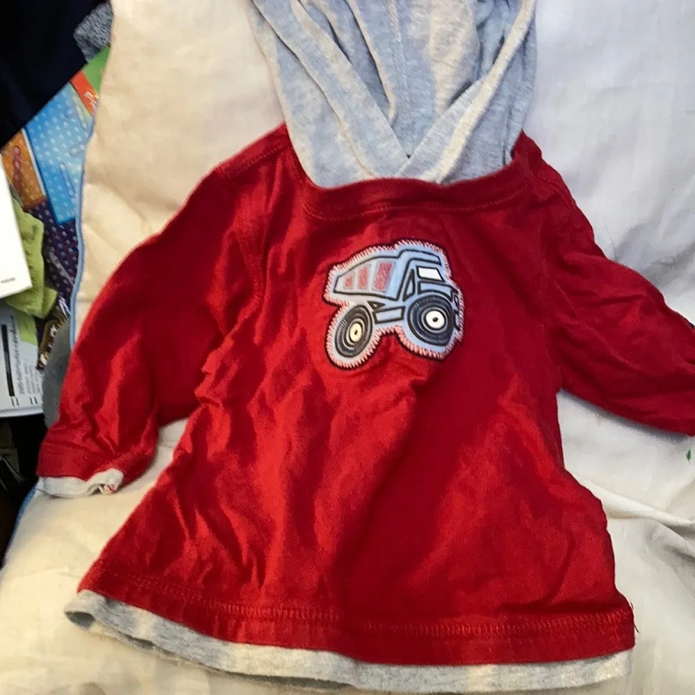 FINAL MARKDOWN Oshkosh Hooded T-shirt nine months